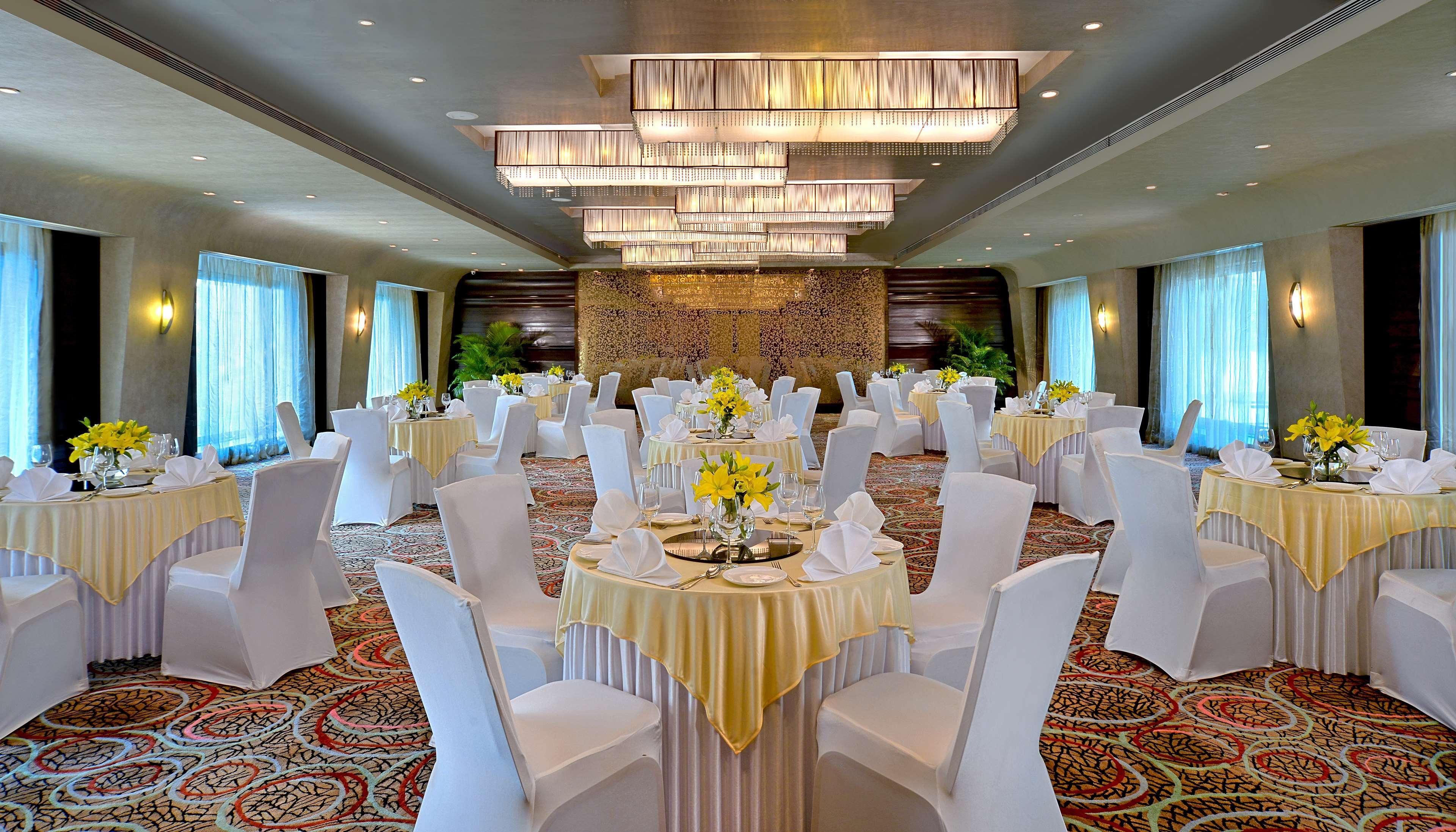 Radisson Mumbai Goregaon Bagian luar foto
